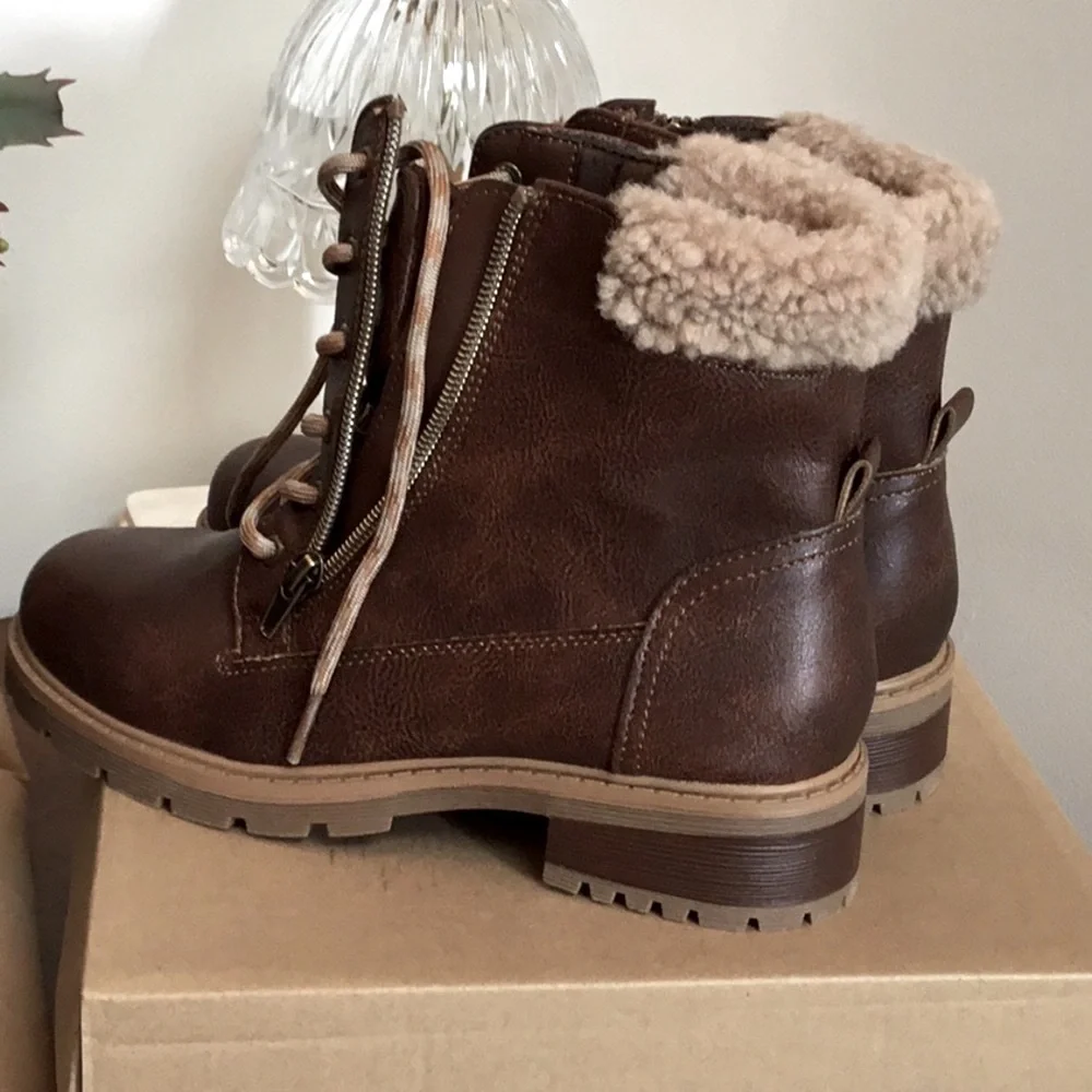 STEVE Madden girls boots. New in box Size 5